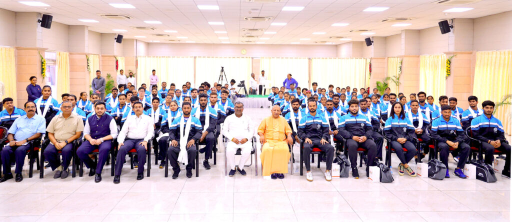 C.M. YOGI ने 36वें राष्ट्रीय खेलों में उ. प्र.का प्रतिनिधित्व करने जा रहे प्रतिभावान खिलाड़ियों से किया संवाद