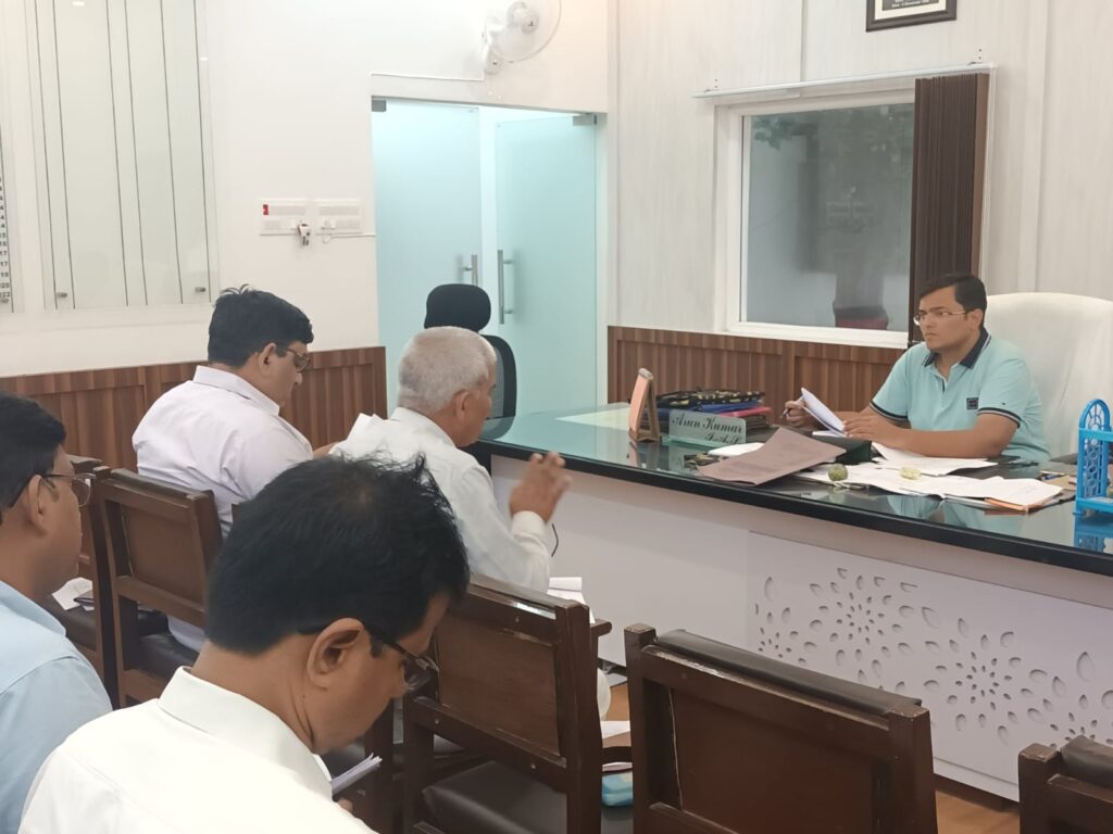 जिलाधिकारी की अध्यक्षता में चकबंदी कार्यों की समीक्षा बैठक संपन्न