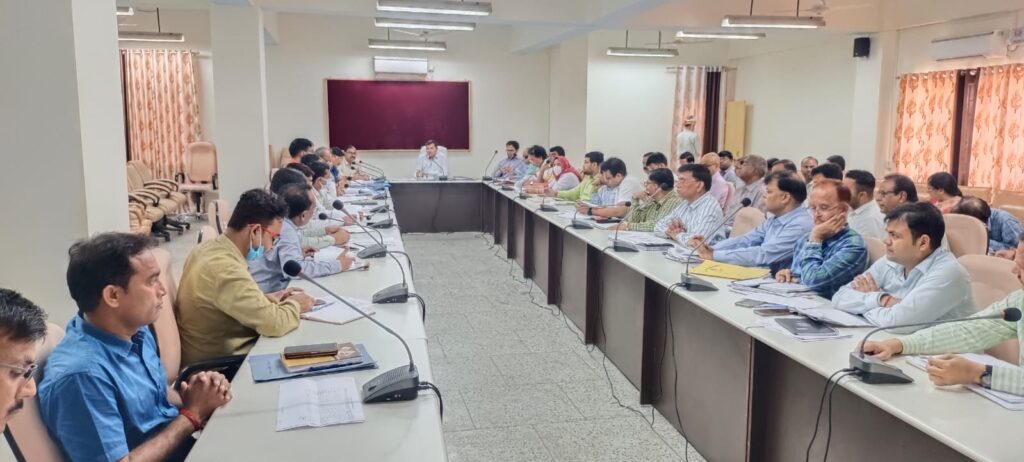 जिलाधिकारी की अध्यक्षता में शासन के सर्वोच्च प्राथमिकता वाले विकास कार्यों की मासिक समीक्षा बैठक संपन्न