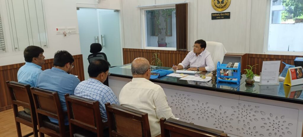 जिलाधिकारी की अध्यक्षता में सिंचाई एवं विद्युत विभाग के कार्यों की समीक्षा बैठक संपन्न