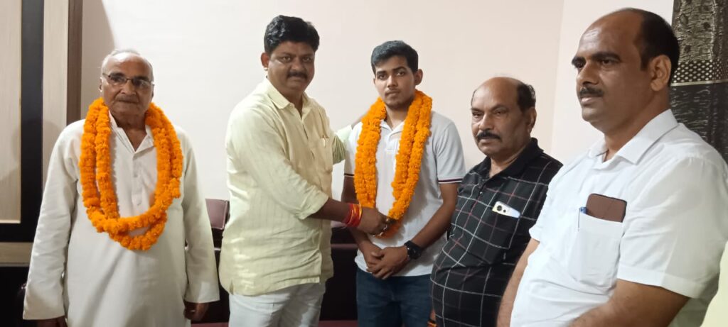 खंड शिक्षाअधिकारी सुनील कुमार  सिंह व चेयरमैन प्रतिनिधि शंकर मद्धेशिया के द्वारा किया गया सम्मानित