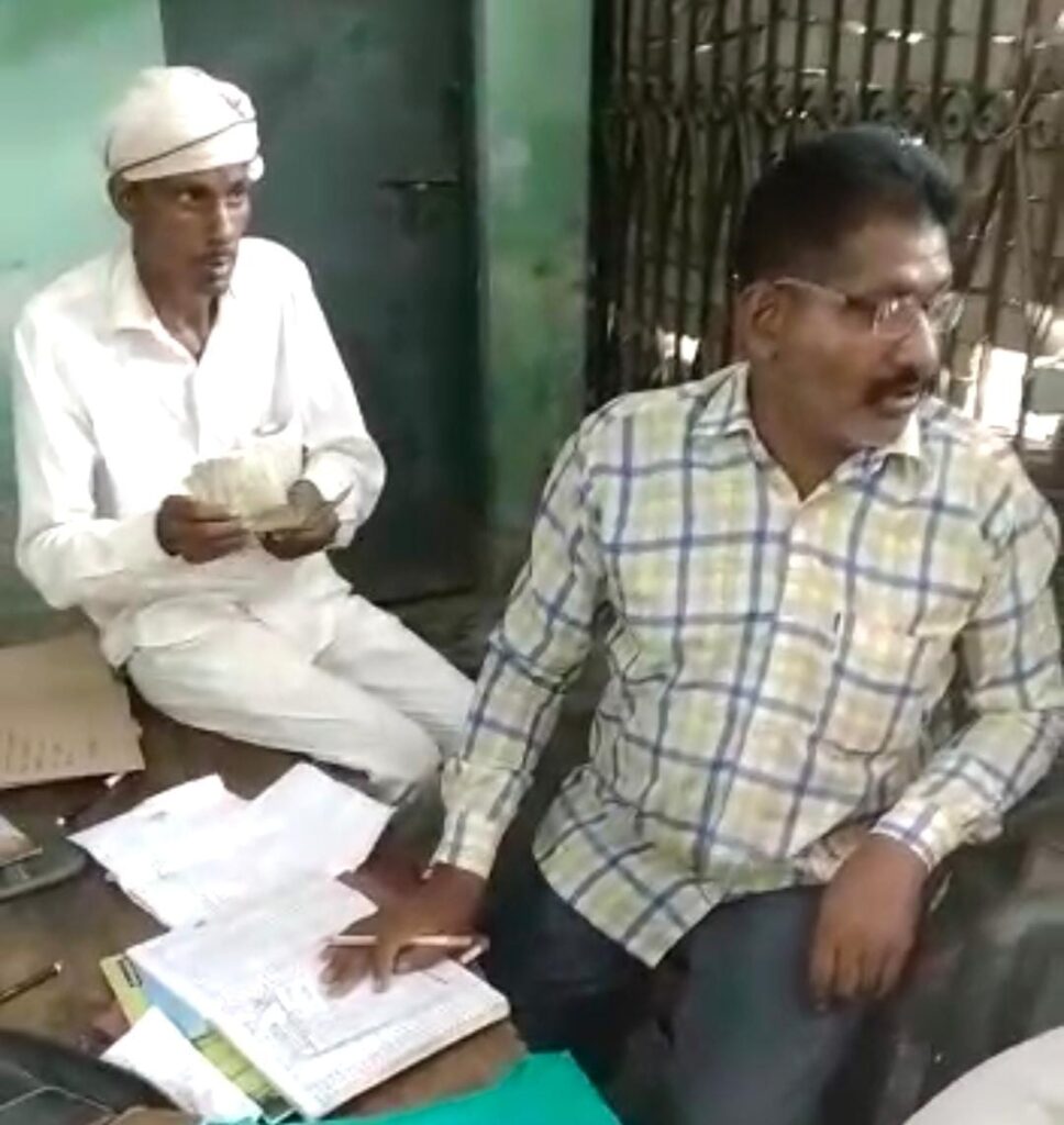 दंड:विकास खण्ड महसी के बोरिंग टेक्नीशियन हुए निलम्बित