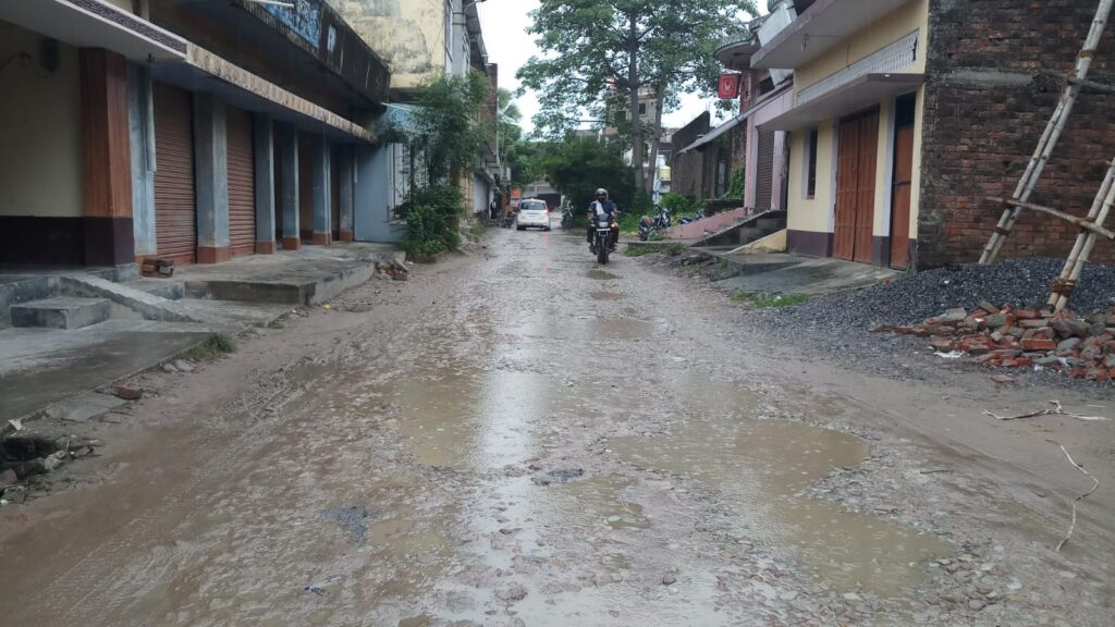 अपनी बदहाली पर आँसू बहा रहा मधुबन सुग्गीचौरी&nbsp; मार्ग &nbsp;