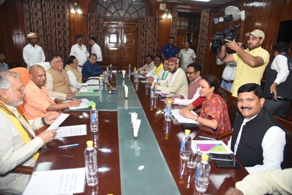 मानसून सत्र से पहले यूपी विधानसभा में हुई सर्वदलीय बैठक, सभी दल के नेता रहे मौजूद