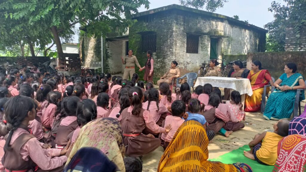 एंटी रोमियो टीमों द्वारा महिलाओं/बालिकाओं/छात्राओं को मिशन शक्ति अभियान के क्रम में किया गया जागरूक