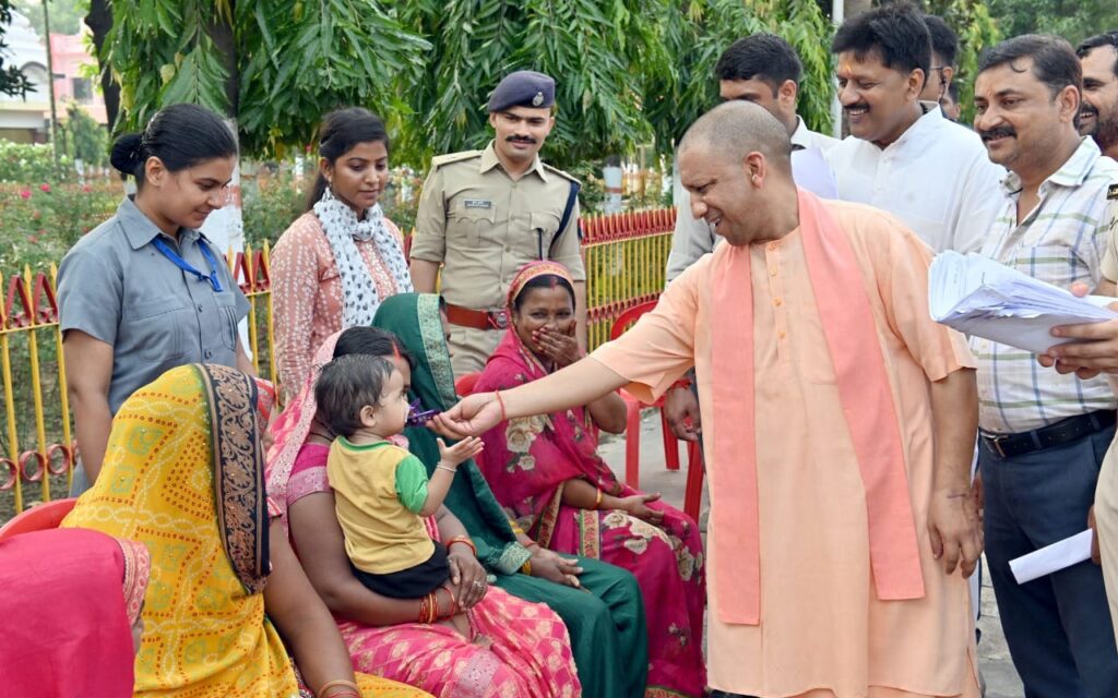 घबराइए बिलकुल मत, मैं हूं ना: योगी आदित्यनाथ