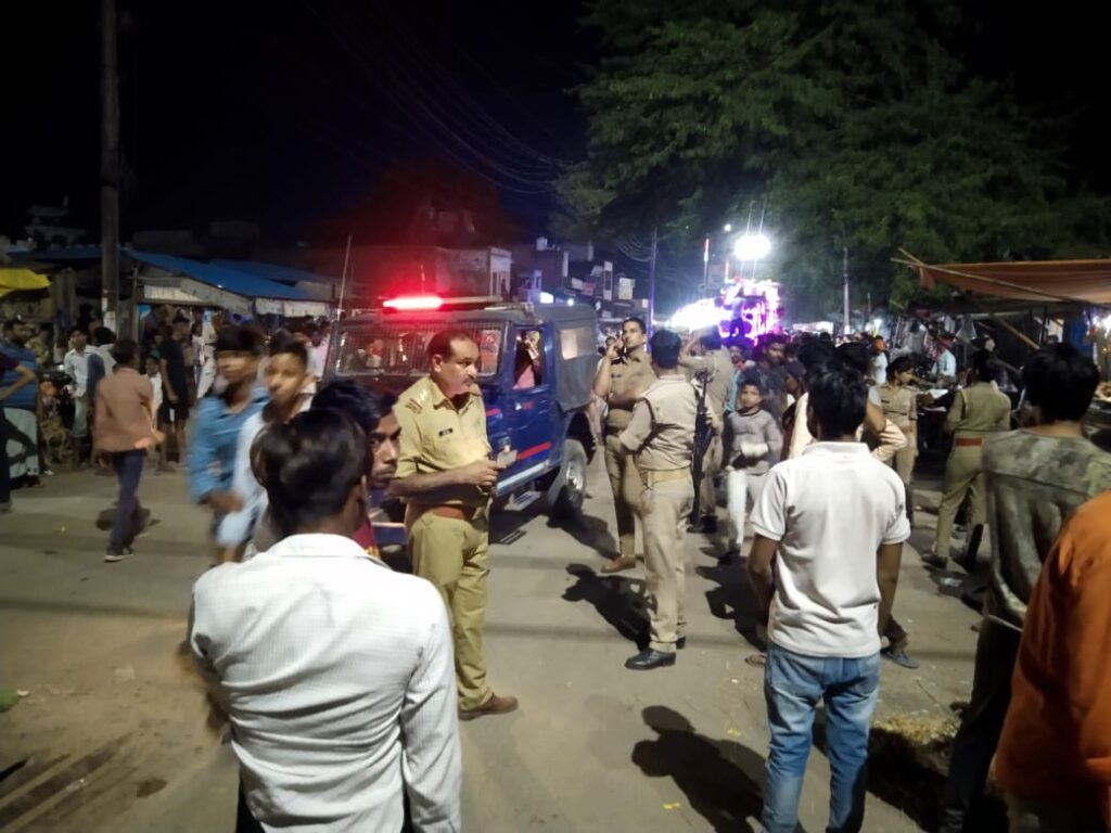 मथुरा पुलिस:पैदल गस्त कर परखी सुरक्षा