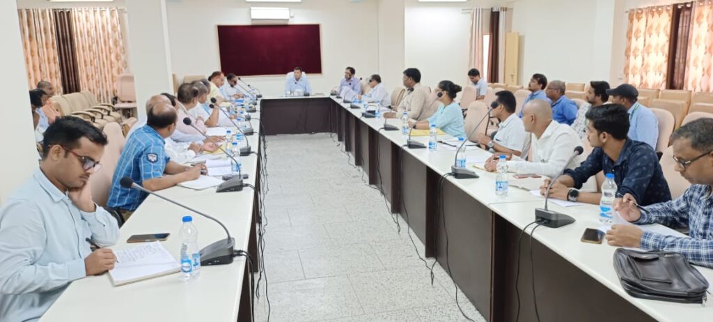 जिलाधिकारी की अध्यक्षता में उद्योग बंधु एवं एक जनपद एक उत्पाद योजना के क्रियान्वयन के संबंध में जिला स्तरीय समिति की मासिक समीक्षा बैठक संपन्न