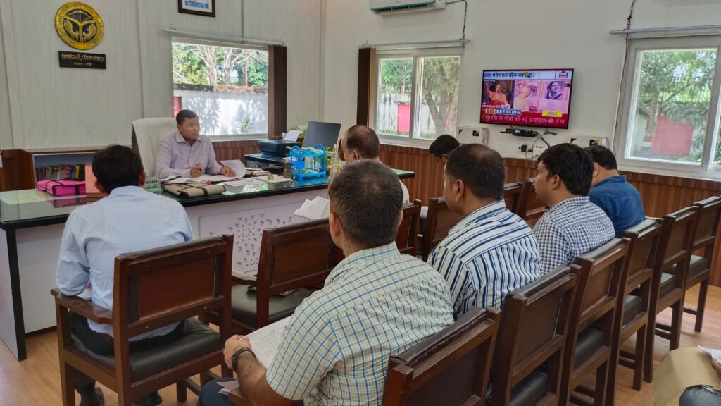 उप जिलाधिकारी सदर ने कार्यों में लापरवाही एवं गलत शपथ पत्र दाखिल करने के आरोप में दो लेखपालों को किया निलंबित