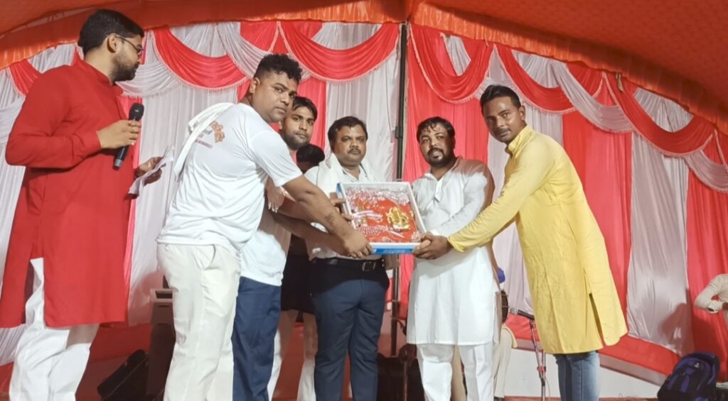 तहसीलदार ने बप्पा की उतारी आरती, भक्तों की जुटी भीड़