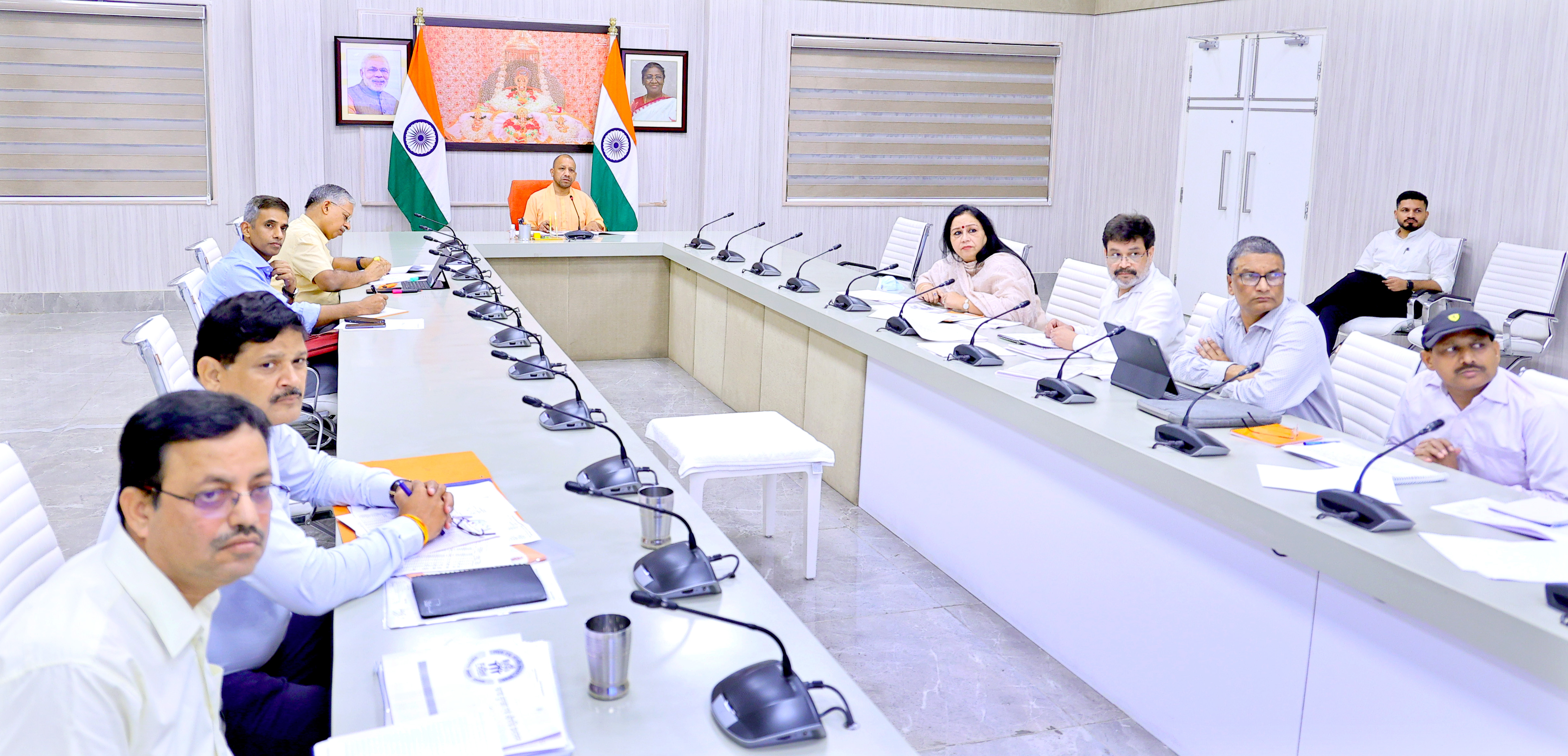 फील्ड में जाएं स्वास्थ्य अधिकारी, डेंगू पर रखें पैनी नजर: सीएम योगी