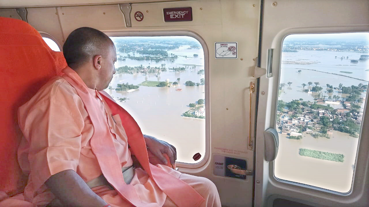 मुख्यमंत्री ने जनपद गोरखपुर का हवाई सर्वेक्षण कर बाढ़ की स्थिति का  किया निरीक्षण