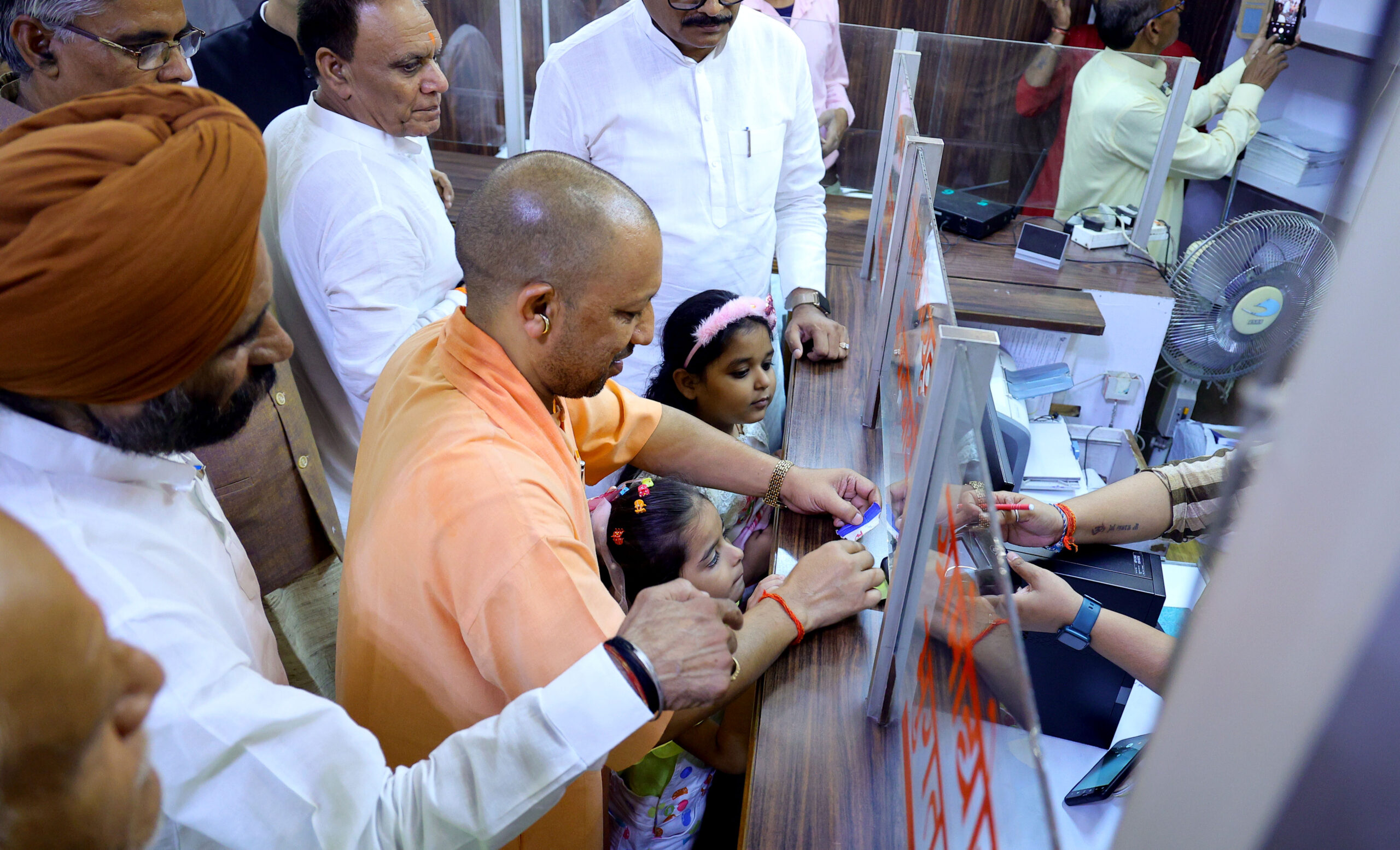 मुख्यमंत्री ने राष्ट्रपिता महात्मा गांधी की जयंती के अवसर पर गांधी आश्रम में उनकी प्रतिमा पर माल्यार्पण कर उन्हें श्रद्धांजलि दी