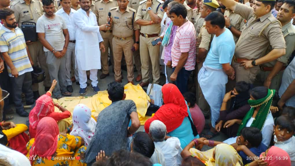 स्कूल की छुट्टी के बाद निकले छात्र की गला रेतकर हत्या