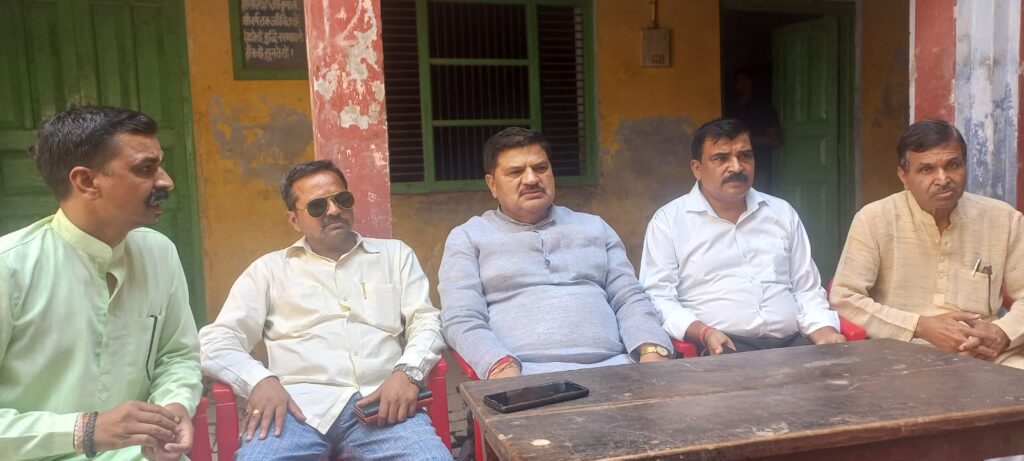 2 अक्टूबर के पावन पर्व पर भाजपा के पूर्व सांसद यशवंत सिंह राष्ट्रपिता व श्रधेय लालबहादुर शास्त्रीको माल्यार्पण कर मिष्ठान बितरण किया