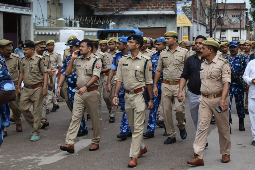 नवरात्रि और दशहरा पर्व के अवसर पर पुलिस उपमहानिरीक्षक आजमगढ़ नें संवेदनशील व मिश्रित आबादी वाले क्षेत्रों का किया विशेष दौरा