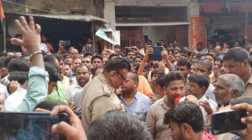 पुलिस प्रशासन के खिलाफ लामबंद हुए मधुबन व्यापारी, जमकर की नारेबाजी