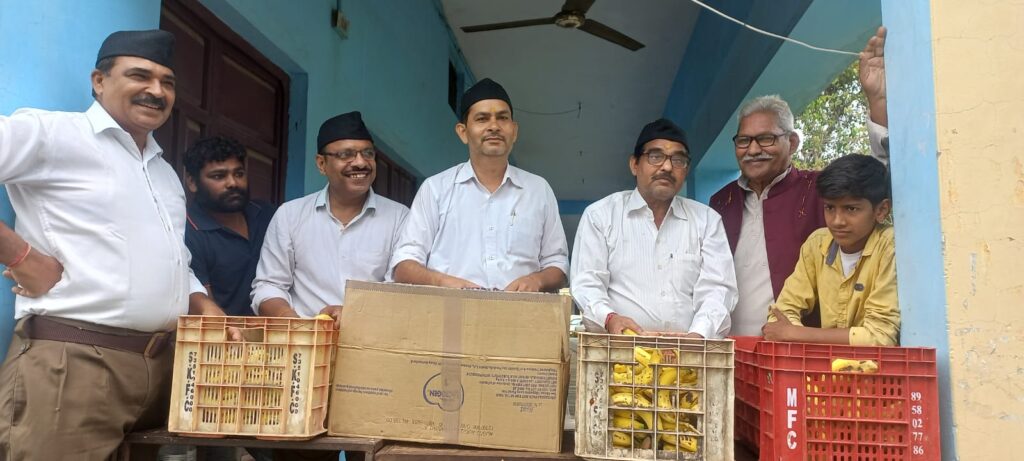 विजयदशमी के अवसर पर स्वयंसेवकों द्वारा भव्य पथ संचलन