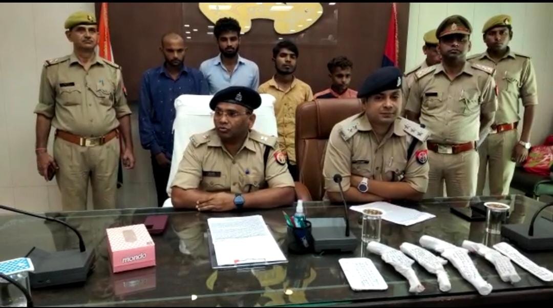 अवैध शस्त्रों सहित चार शातिर वाहन चोरों को पुलिस ने भेजा सलाखों के पीछे