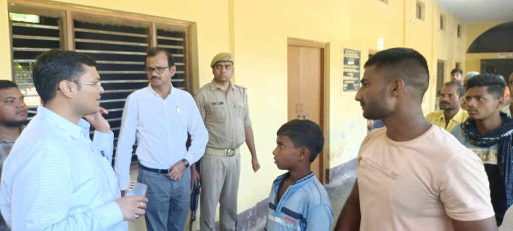 जिलाधिकारी के निर्देश पर बाढ़ ग्रस्त क्षेत्रों में छतों पर रहने वालों के लिए भी खाने-पीने की व्यवस्था