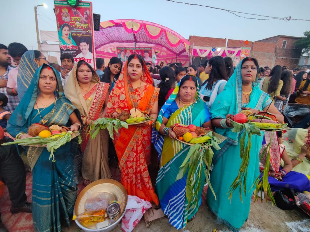 अस्ताचलगामी सुर्य को व्रती महिलाओं नें दिया अर्घ्य  