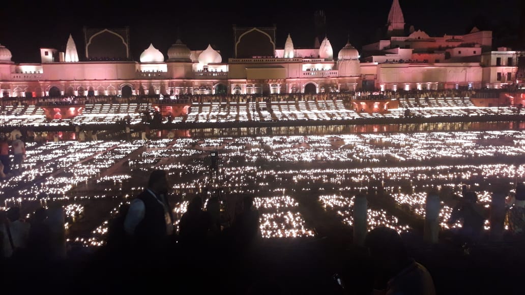 15.76 लाख दीपों से जगमगाई प्रभु श्रीराम की अयोध्या