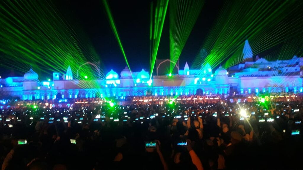 <strong>अयोध्या दीपोत्सव में झांकियों ने बनाया माहौल राममय</strong>