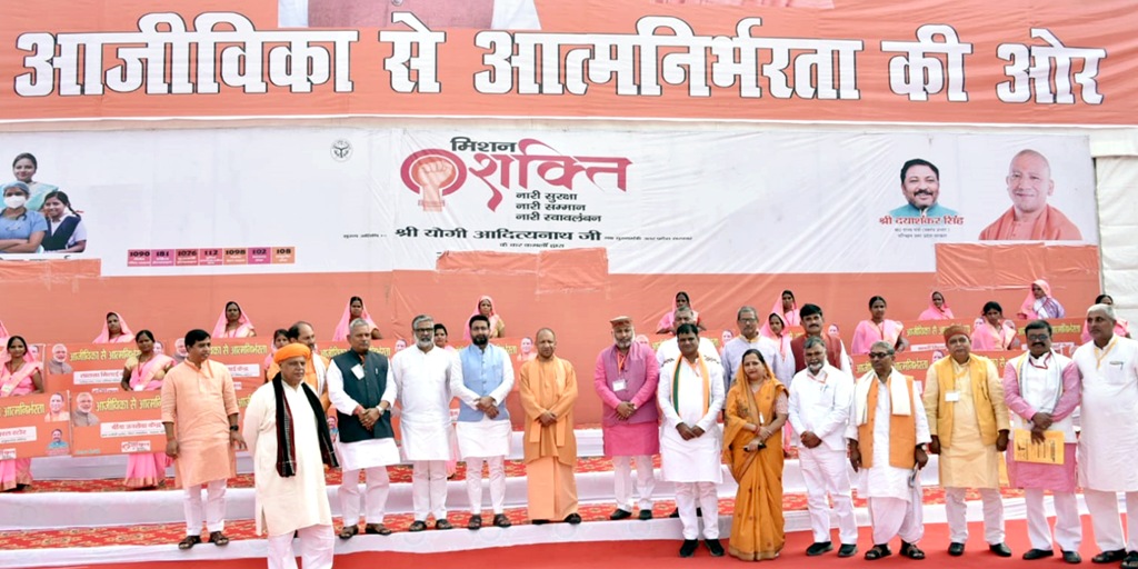 मुख्यमंत्री ने बलिया में पूर्व प्रधानमंत्री स्व० श्री चन्द्रशेखर जी की प्रतिमा का अनावरण किया