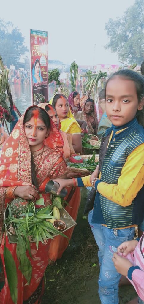 उग हे सुरुज देव के साथ व्रती महिलाओं नें दिया भगवान भास्कर को अर्घ्य