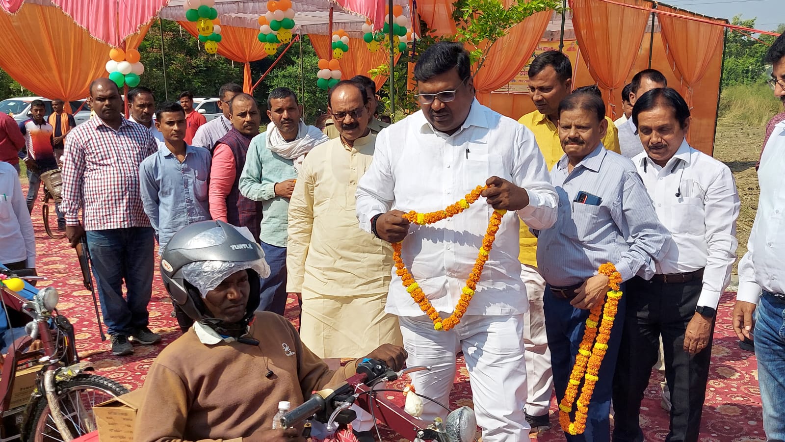 मधुबन विधायक रामविलास चौहान नें बांटा मोटराइज्ड ट्राईसाइकिल54 दिव्यांग हुए लाभान्वित
