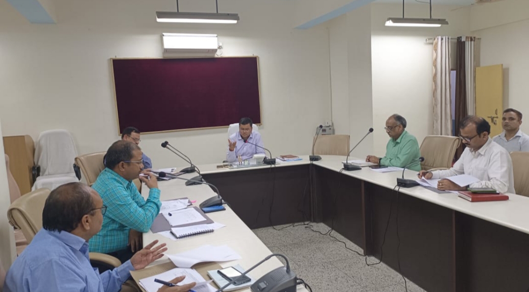 जिलाधिकारी की अध्यक्षता में स्वामित्व योजना,आई.जी.आर.एसगोल्डन कार्ड अभियान, सहित कई अन्य योजनाओं की समीक्षा बैठक संपन्न
