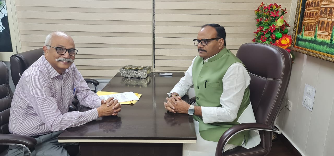 <em>डिप्टी C.M. को उपभोक्ता की समस्याओं से अवगत करवाया : J.P. सिंह (अध्यक्ष संस्कृत भारतीन्यास)</em>