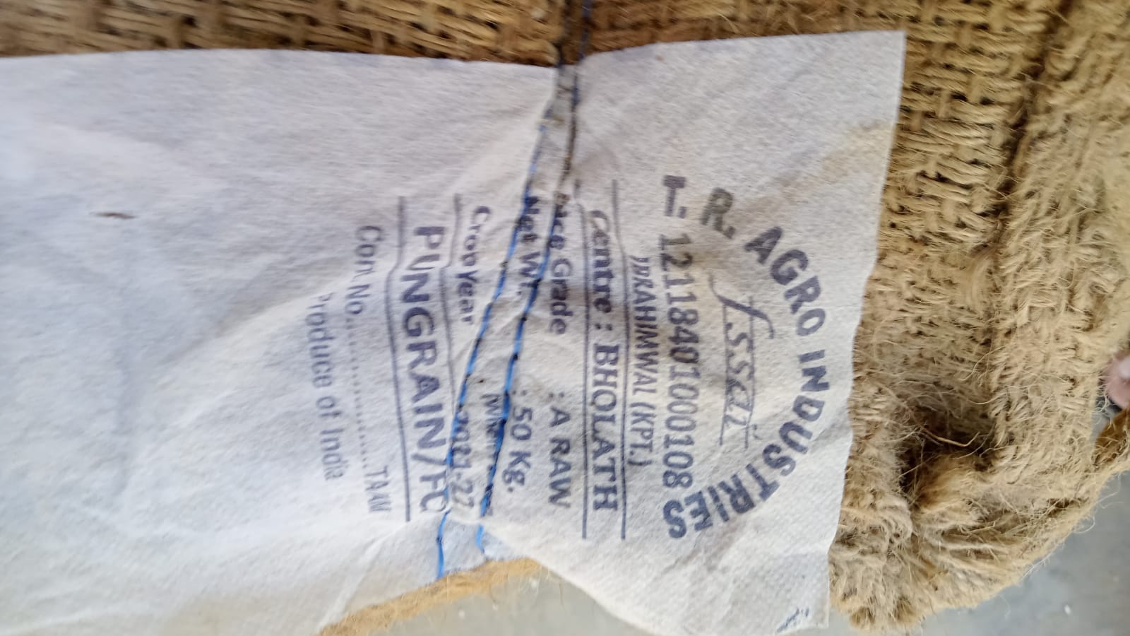 सरकारी राशन बेचने जा रहे कोटेदार को ग्रामीणों ने पकड़ा