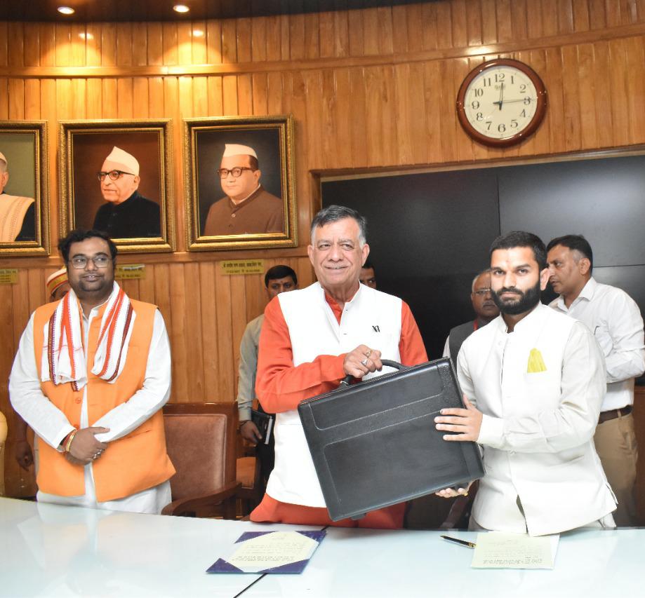 नव-निर्वाचित विधायक अमन गिरि को शपथ दिलायी-सतीश महाना