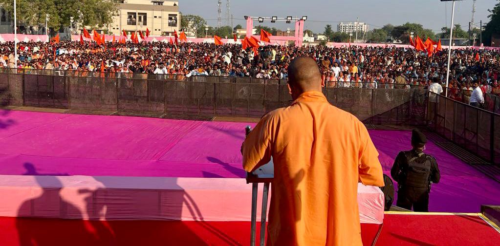 झाडू़ मारकर सब झाड़ ले जाएगा दिल्ली का नमूनाः सीएम योगी&nbsp;