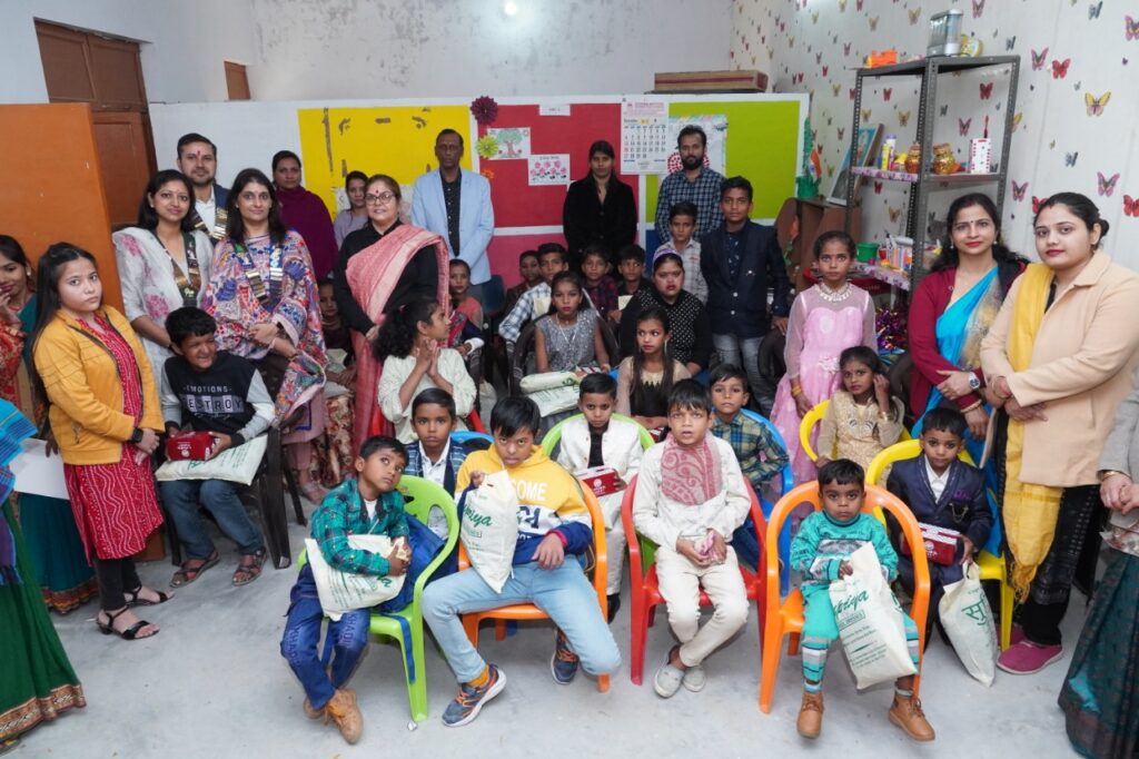 अन्तर्राष्ट्रीय दिव्यांगता दिवस के अवसर पर दिव्यांग बच्चों को यूनिफॉर्म का वितरण