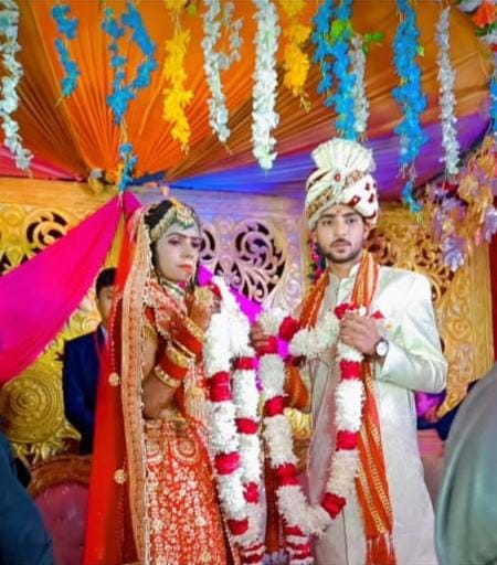 दूल्हे को वरमाला पहनाते ही दुल्हन की मौत:स्टेज पर दुल्हन अचानक चक्कर खाकर गिरी; लखनऊ के बुद्धेश्वर से मलिहाबाद आई थी बारात