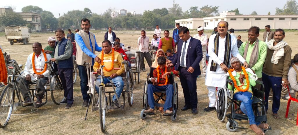 विश्व दिव्यांग दिवस के अवसर पर दिव्यांगजनों को वितरण किए गये उपकरण