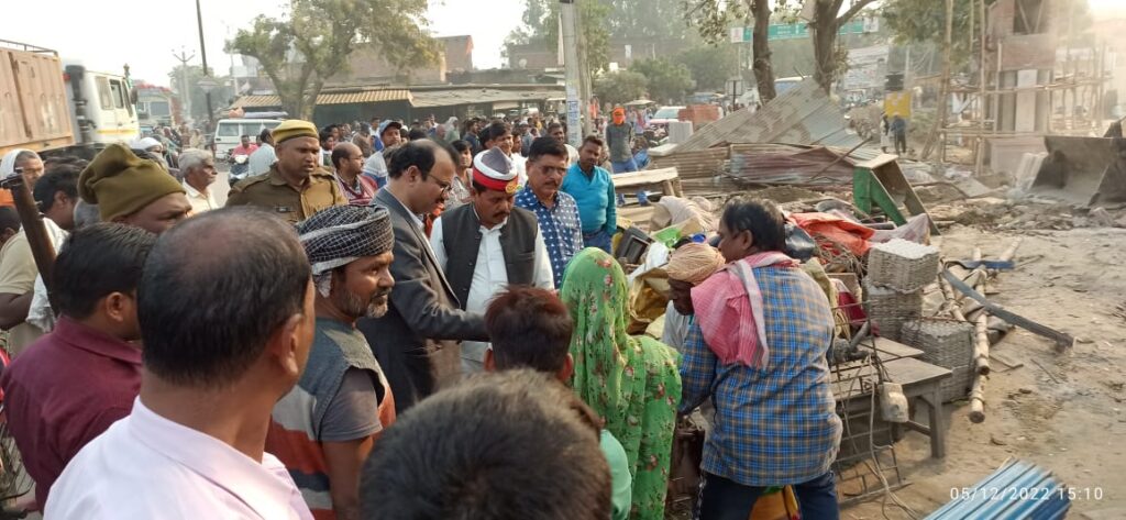 अवैध अतिक्रमण पर चला बुलडोजर, धराशाई हुई तीन मकान