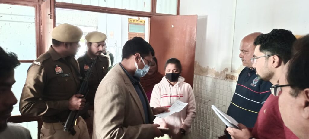 सामुदायिक स्वास्थ्य केंद्र, घोसी का जिलाधिकारी ने किया आकस्मिक निरीक्षण