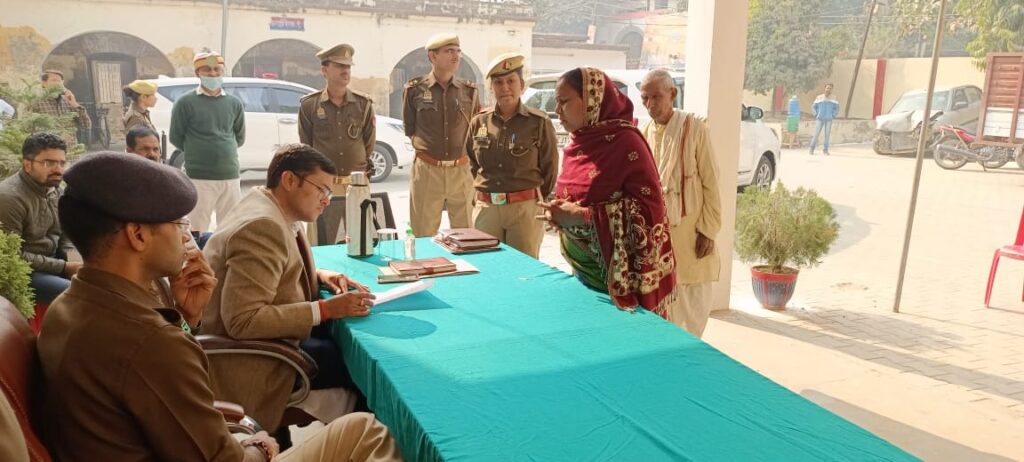 जिलाधिकारी ने थाना समाधान दिवस पर पुलिस अधीक्षक के साथ थाना कोपागंज में की जन सुनवाई