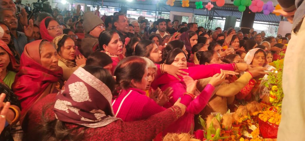 <em>राघवाचार्य जी महाराज के भजनों पर मंत्रमुग्ध हुए श्रोता</em>