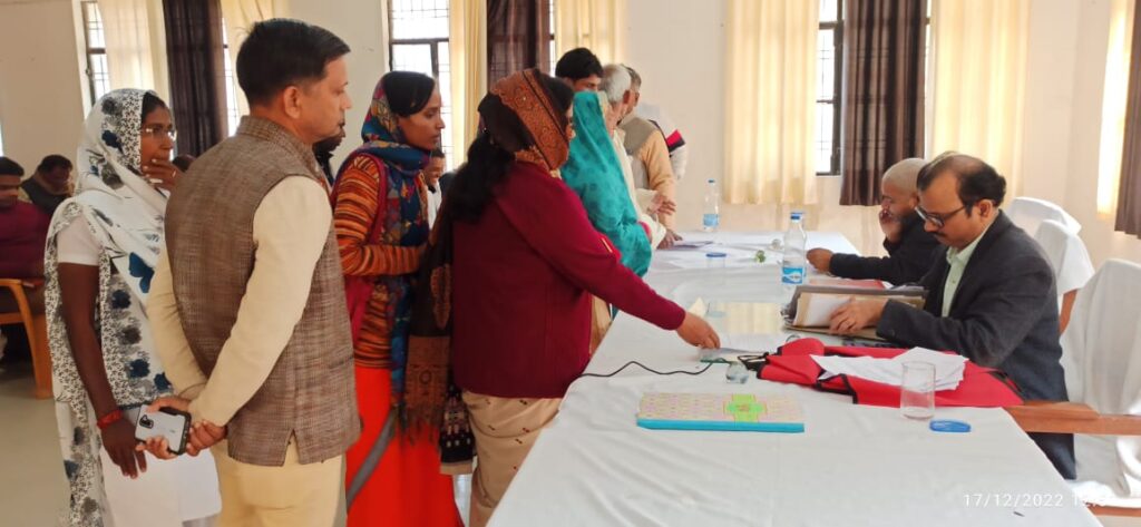 संपूर्ण समाधान दिवस में एसडीएम ने सुनी फरियादियों की फरियाद