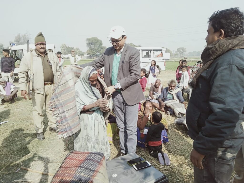 ठंड से बचाव के लिए एसडीएम ने बांटे कंबल