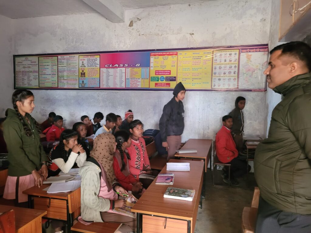 खंड विकास अधिकारी ने विद्यालय का किया औचक निरीक्षण