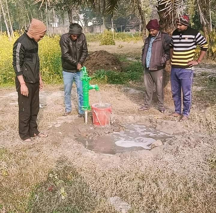 स्वयं के प्रयास से ग्रामीणों ने डीह बाबा के स्थान पर लगवाया हैंडपंप,प्रधान को दिखाया आईना