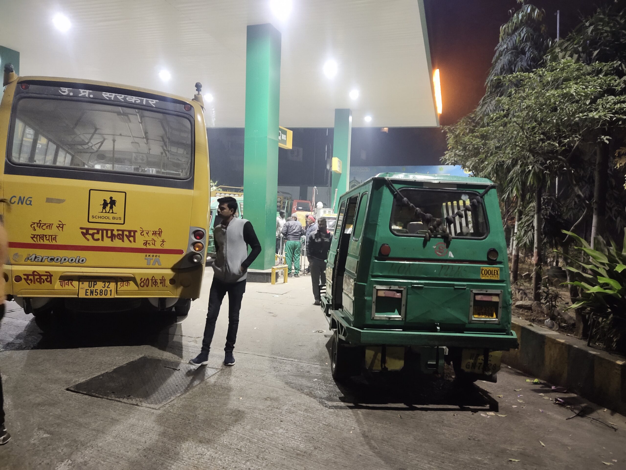 गोमतीनगर विभूति खण्ड सी एन जी स्टेशन पर होती है दादागिरी