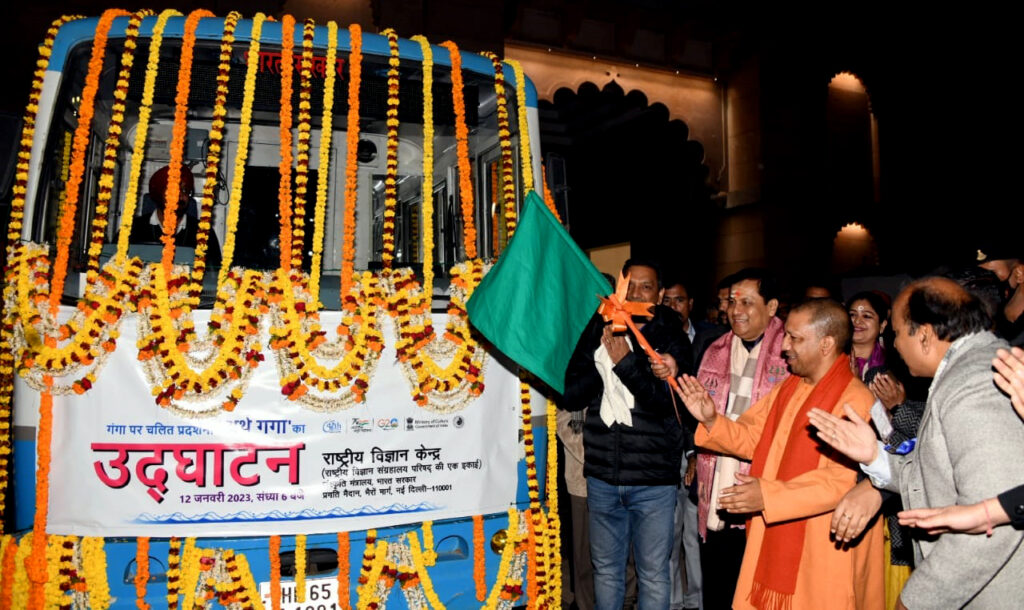 मुख्यमंत्री ने जनपद वाराणसी में गंगा परचलित प्रदर्शनी ‘अर्थ गंगा’ का उद्घाटन किया