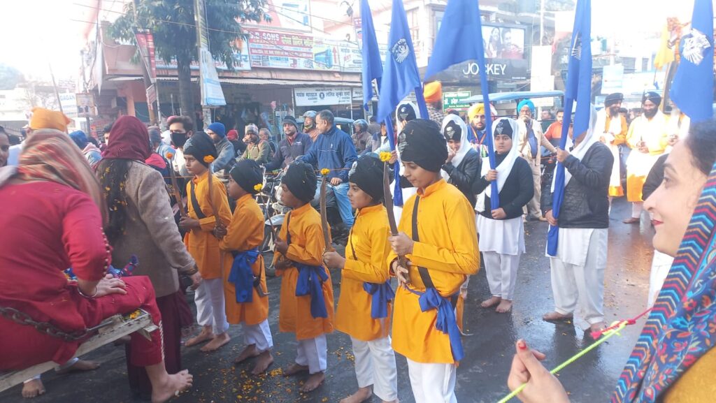 सिखों ने निकाला बिजनौर में बड़े धूमधाम से नगर कीर्तन
