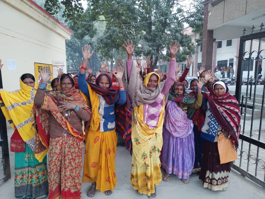 महिलाओं ने दिया धरना, एसडीएम को सौंपा ज्ञापन